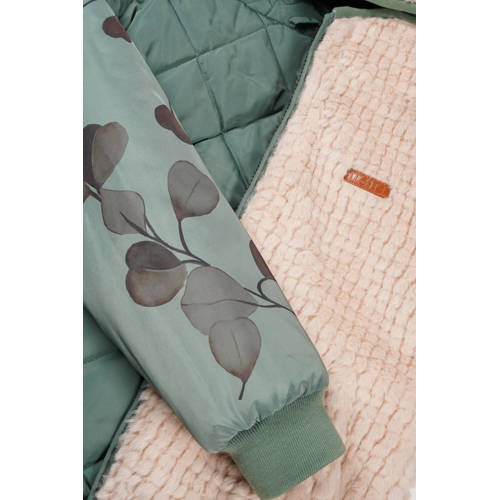 NONO reversible gewatteerde winterjas Bomby met bladprint lichtgroen beige Meisjes Polyester Capuchon 104