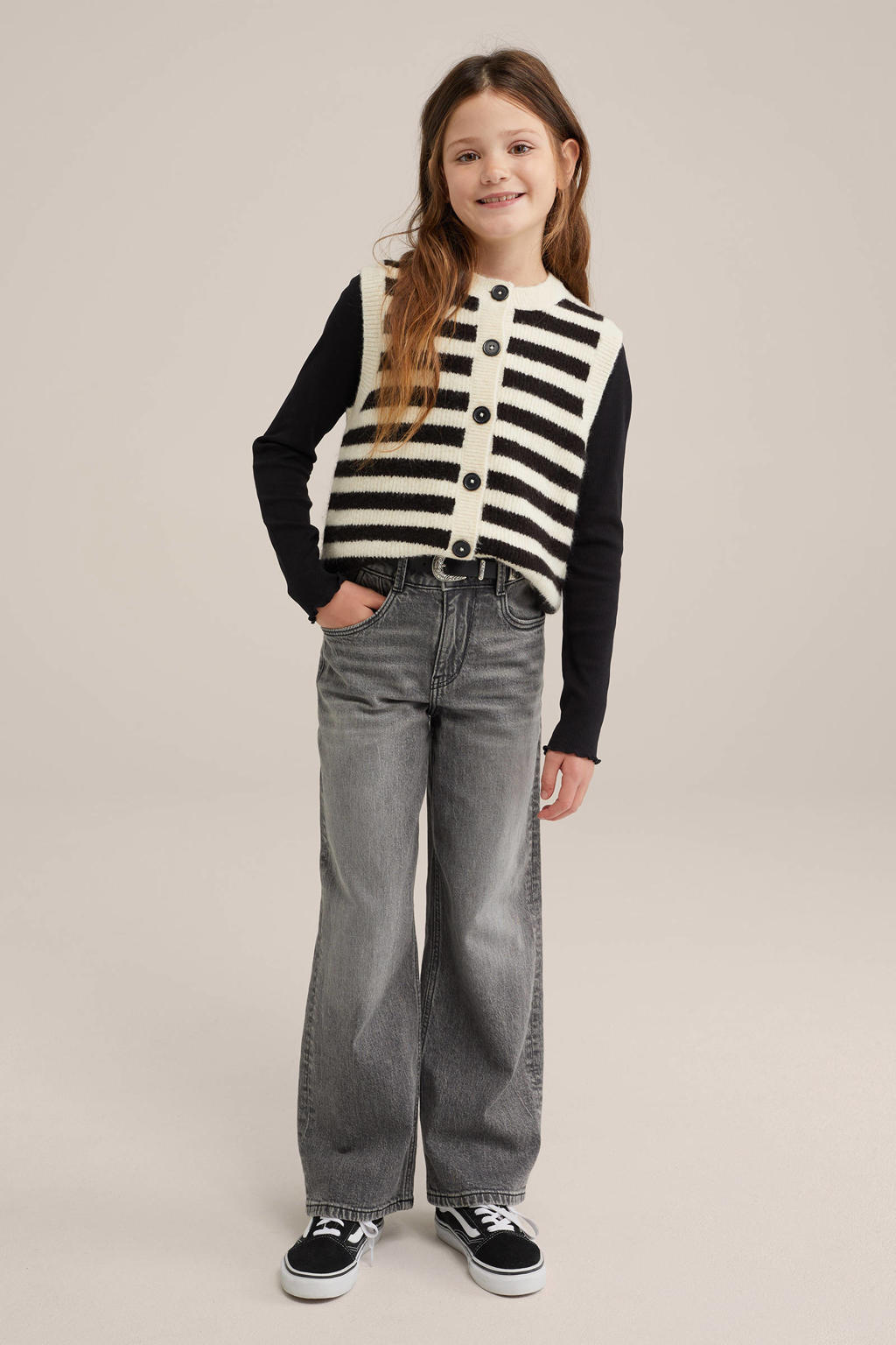 Zwart en ecru meisjes WE Fashion spencer van acryl met strepenprint, ronde hals en knoopsluiting