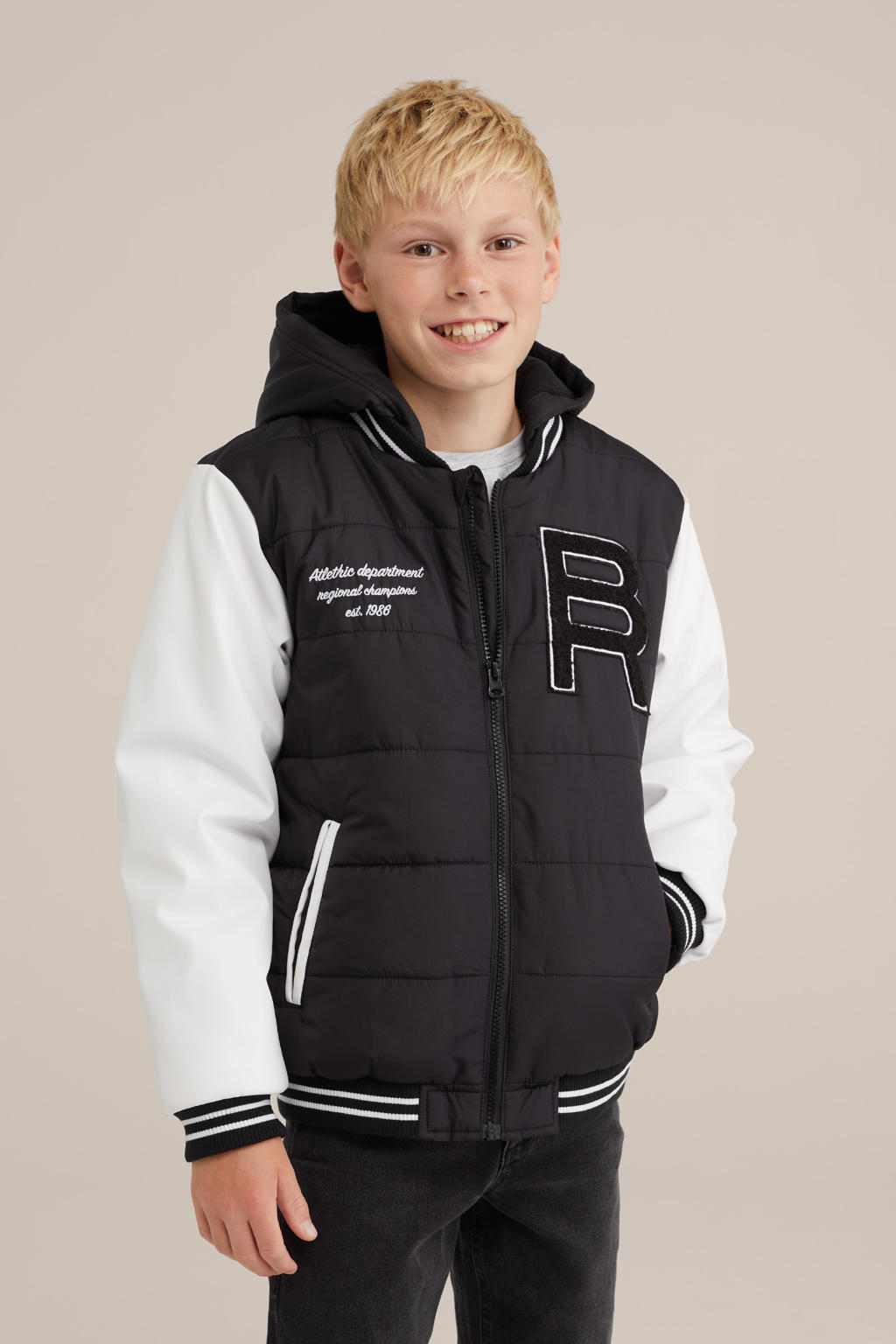 Zwarte jongens WE Fashion baseball jacket van polyester met meerkleurige print, lange mouwen, capuchon en ritssluiting