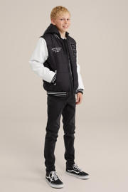 thumbnail: Zwarte jongens WE Fashion baseball jacket van polyester met meerkleurige print, lange mouwen, capuchon en ritssluiting