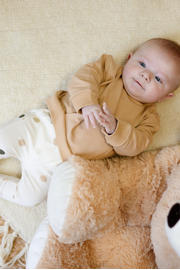 thumbnail: Quapi Newborn baby regular fit broek FREEK met all over print ecru/goud/bruin