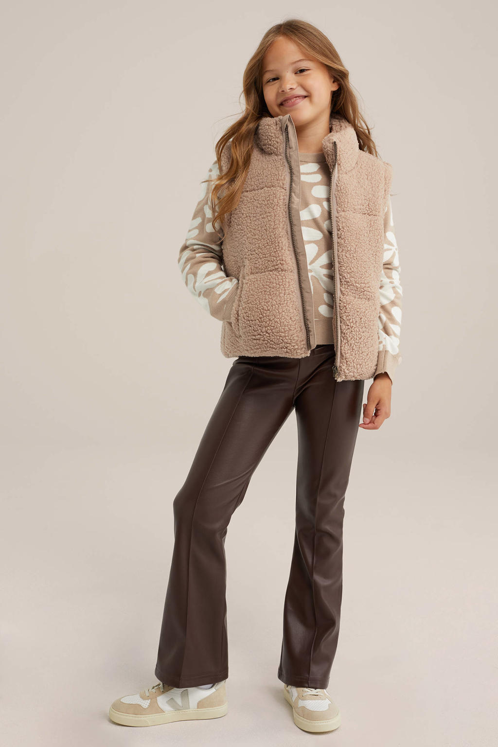 Lichtbruine meisjes WE Fashion bodywarmer van teddy materiaal met effen, ronde hals en ritssluiting