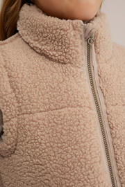 thumbnail: Lichtbruine meisjes WE Fashion bodywarmer van teddy materiaal met effen, ronde hals en ritssluiting