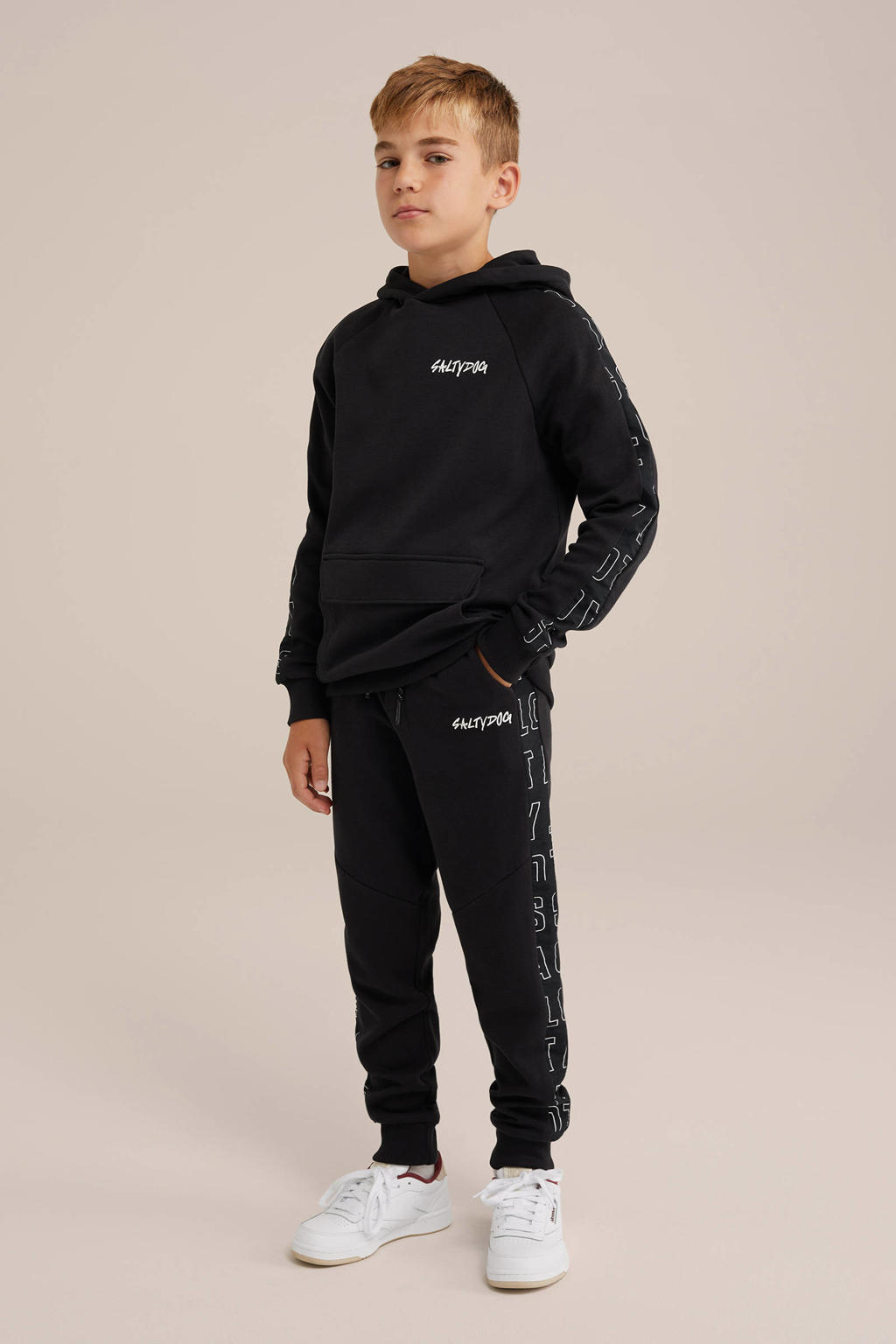 Zwarte jongens WE Fashion slim fit joggingbroek van katoen met elastische tailleband met koord en effen