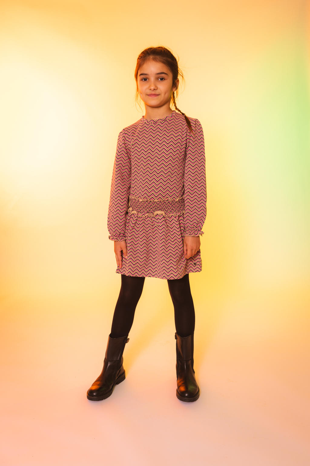 Roze, beige en antraciete meisjes Quapi x Monique Smit jurk van katoen met lange mouwen, ronde hals en smockwerk