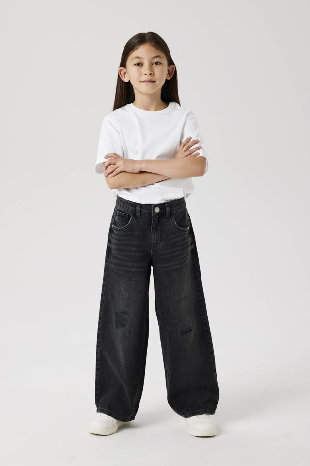 Pantaloni inverno 2023: i jeans larghi in tendenza Pantaloni inverno 2023: i jeans larghi in tendenza