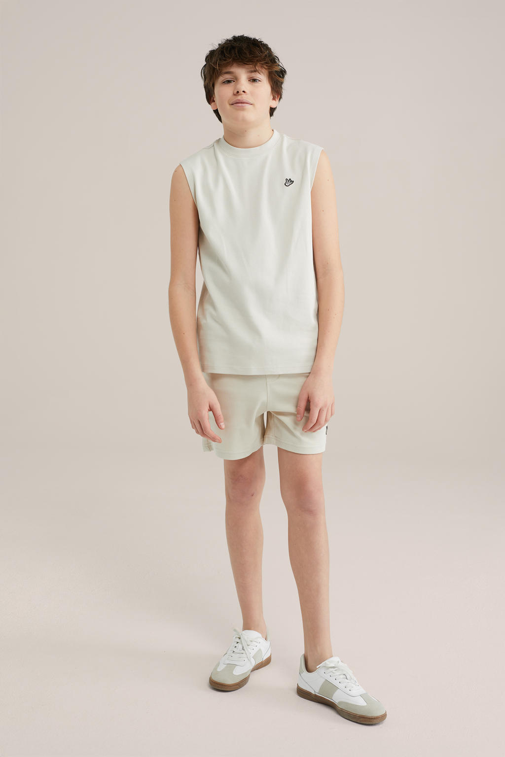 Beige jongens WE Fashion slim sweatshort van katoen met elastische tailleband met koord en effen