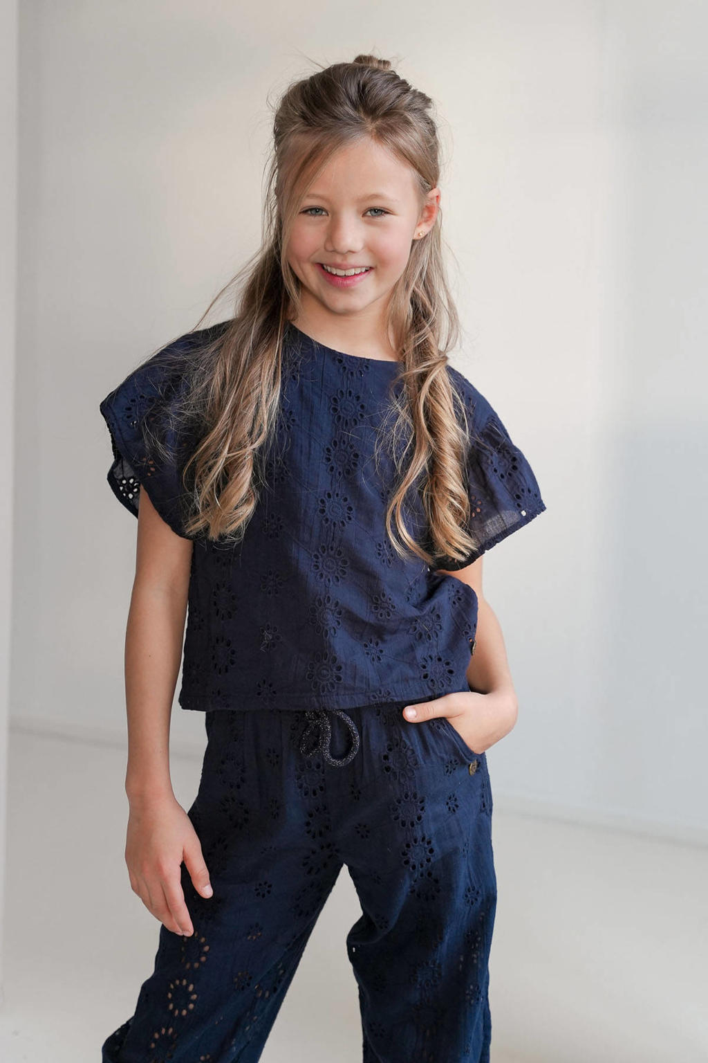 Donkerblauwe meisjes Like Flo blousetop broderie van kant met effen, korte mouwen, ronde hals en knoopsluiting