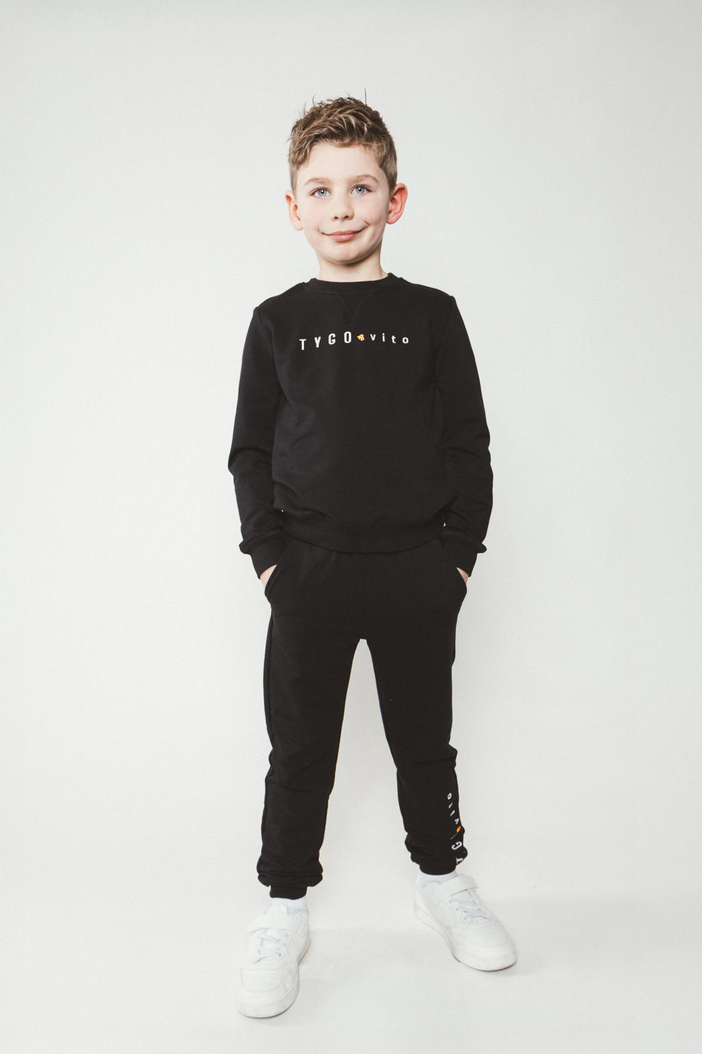 Zwarte jongens TYGO & vito regular joggingbroek van sweat materiaal met elastische tailleband met koord en effen