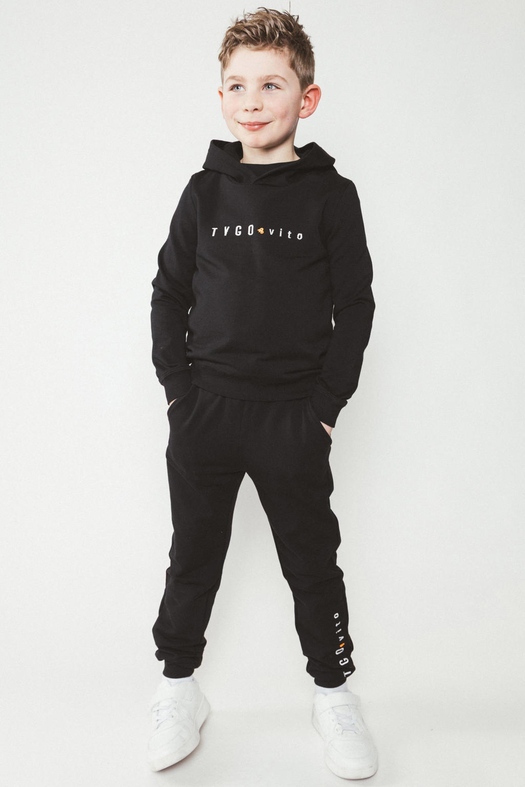 Zwarte jongens TYGO & vito hoodie van sweat materiaal met tekst print, lange mouwen en capuchon