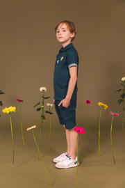 thumbnail: Donkerblauw en ecru jongens Quapi polo van katoen met meerkleurige print, korte mouwen, knoopsluiting en contrast bies
