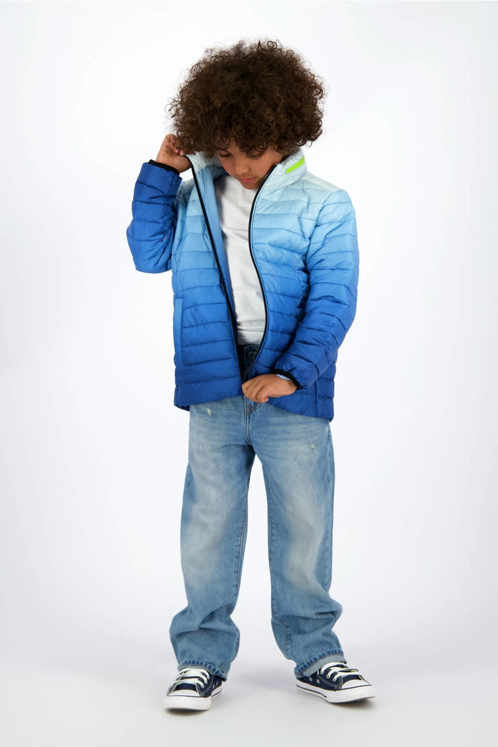 Blauw en witte jongens Vingino gewatteerde jas van polyester met dip-dye effect, lange mouwen, opstaande kraag, ritssluiting en doorgestikte details