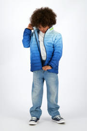thumbnail: Blauw en witte jongens Vingino gewatteerde jas van polyester met dip-dye effect, lange mouwen, opstaande kraag, ritssluiting en doorgestikte details