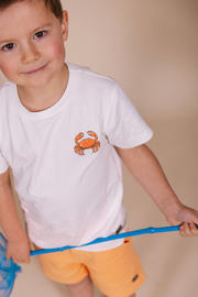 thumbnail: Wit en oranje jongens Quapi T-shirt van katoen met printopdruk, korte mouwen, ronde hals en drukknoopsluiting