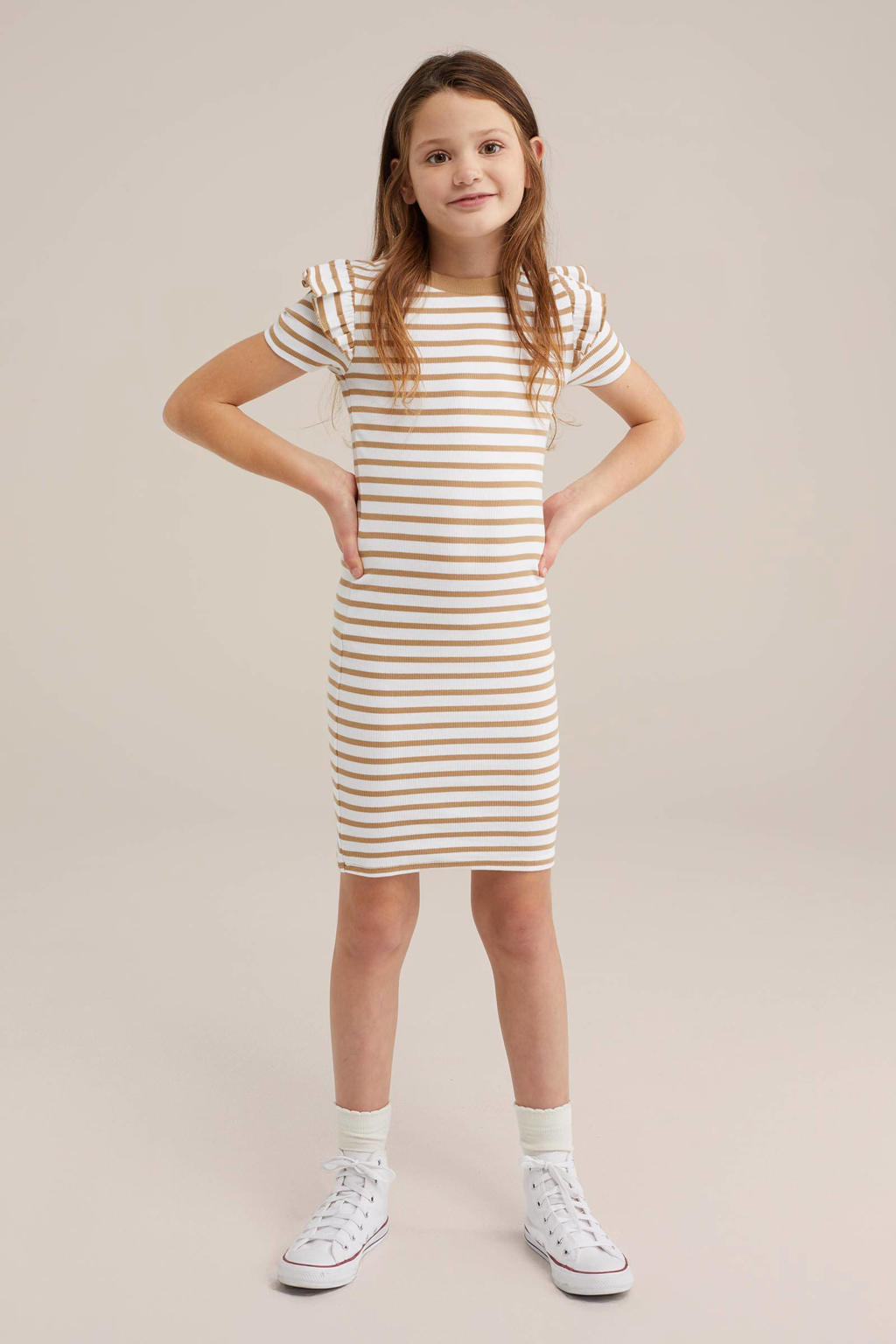 Beige en witte meisjes WE Fashion bodycon jurk van stretchkatoen met strepenprint, korte mouwen en ronde hals