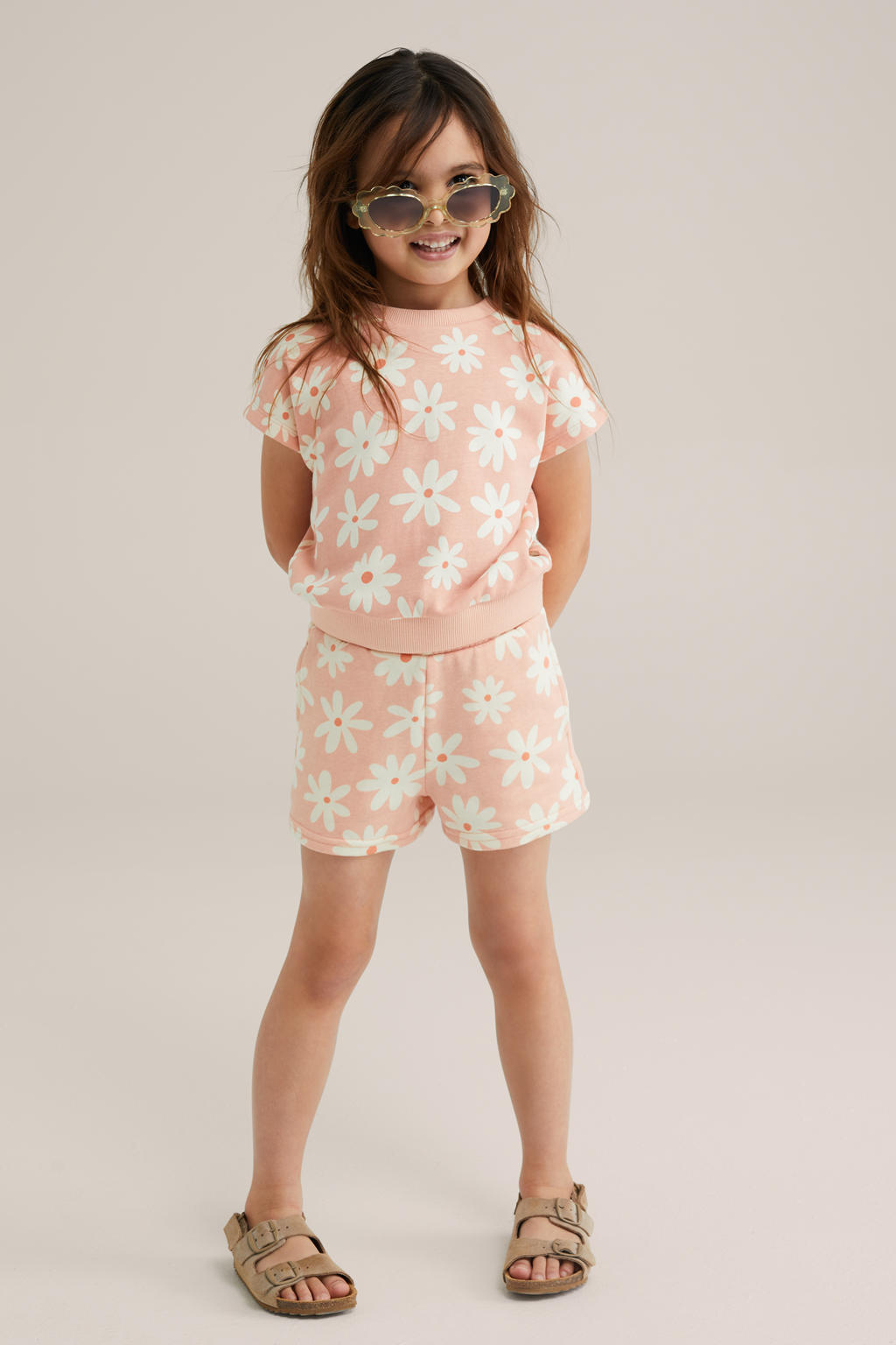 Roze en ecru meisjes WE Fashion straight sweatshort van katoen met elastische tailleband en bloemenprint