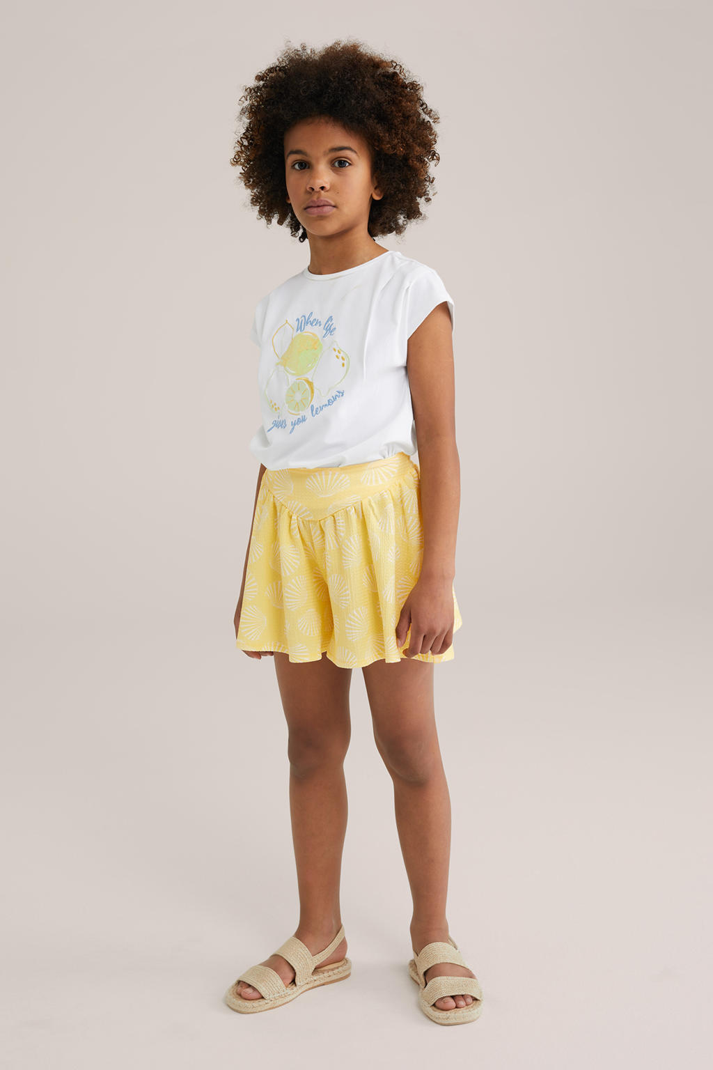 Lichtgeel en ecru meisjes WE Fashion loose casual short van polyester met elastische tailleband