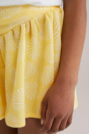thumbnail: Lichtgeel en ecru meisjes WE Fashion loose casual short van polyester met elastische tailleband
