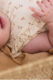 thumbnail: Ecru en lichtgroene meisjes Quapi Newborn korte jurk van stretchkatoen met ronde hals, drukknoopsluiting en ruches
