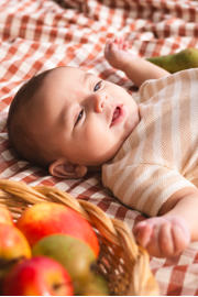 thumbnail: Beige en ecru jongens Quapi Newborn t-shirt van katoen met strepenprint, korte mouwen, ronde hals en drukknoopsluiting