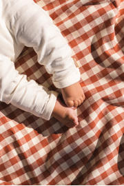 thumbnail: Ecru jongens Quapi Newborn regular babybroek van stretchkatoen met elastische tailleband met koord en strepenprint