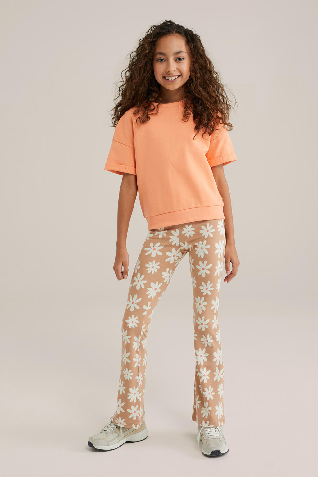 Beige, wit en roze meisjes WE Fashion flared broek van viscose met elastische tailleband en effen