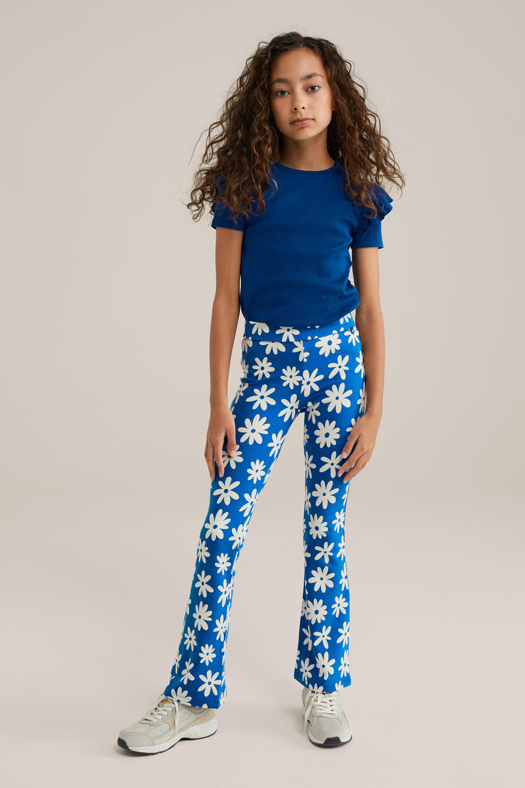 Blauw en witte meisjes WE Fashion flared broek van viscose met elastische tailleband en effen