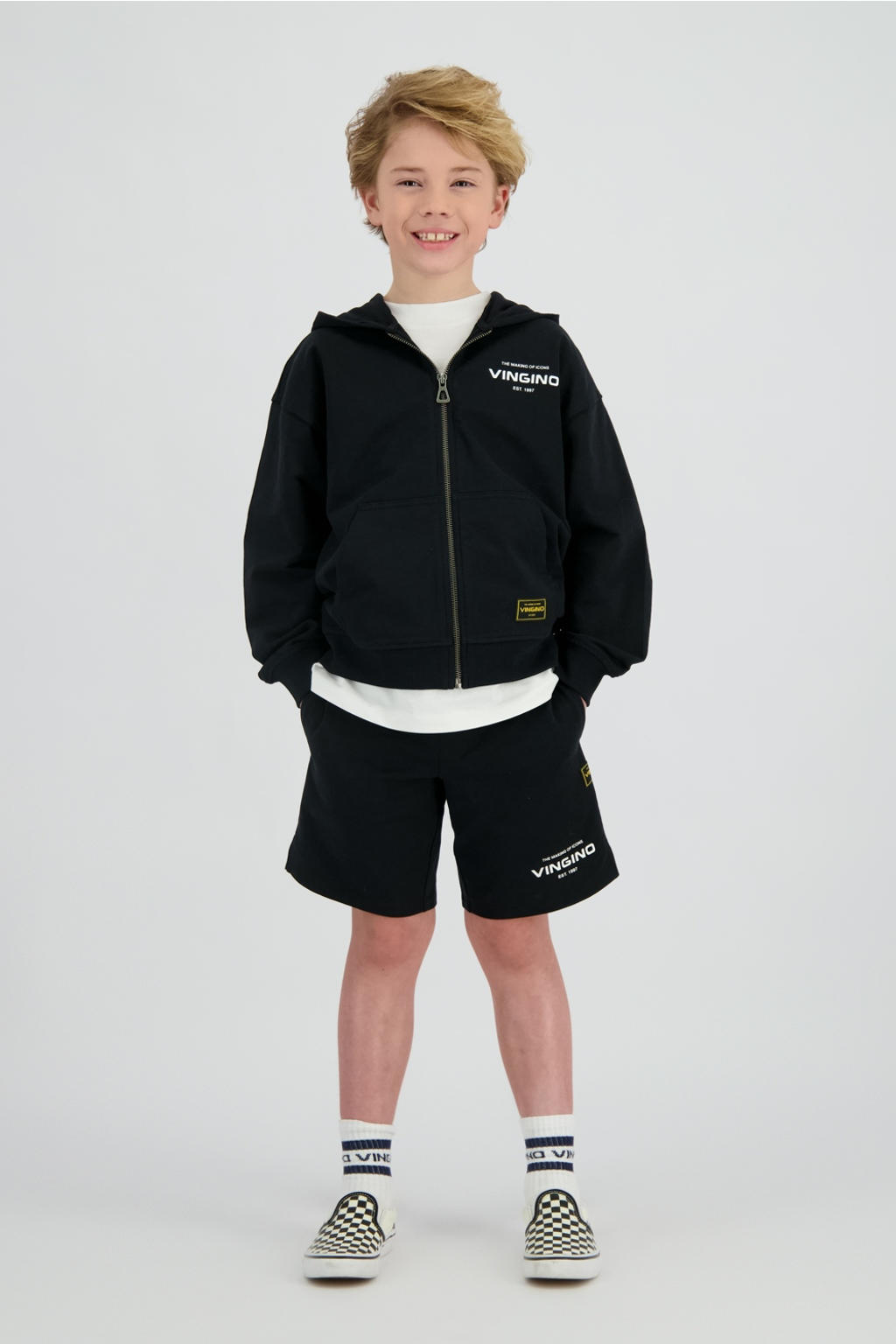 Zwarte jongens Vingino relaxed sweatshort met regular waist, elastische tailleband met koord en logo dessin