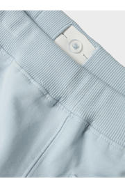 thumbnail: Lichtblauwe jongens NAME IT MINI casual short van stretchkatoen met regular fit, elastische tailleband met koord en effen