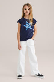 thumbnail: Donkerblauwe meisjes WE Fashion T-shirt van stretchkatoen met printopdruk, korte mouwen, ronde hals en borduursels