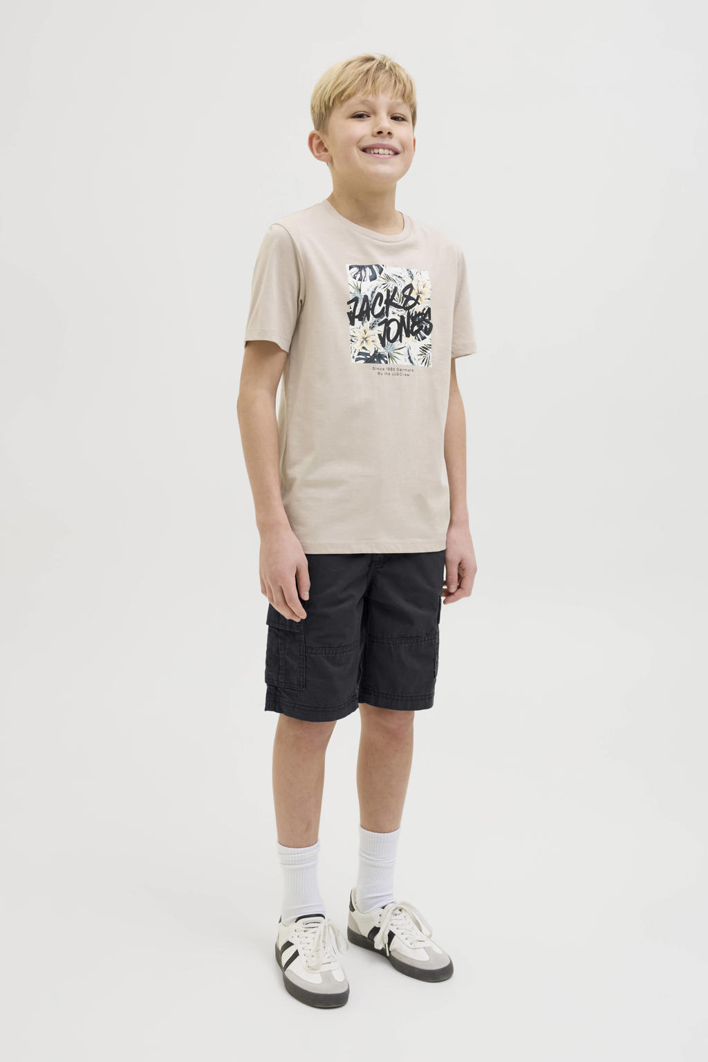 Zwarte jongens JACK & JONES JUNIOR relaxed cargo short van katoen met regular waist, rits- en knoopsluiting en effen