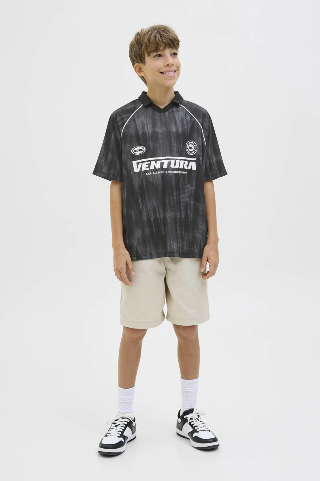 Zwart en witte jongens JACK & JONES JUNIOR T-shirt van polyester met tekst print, korte mouwen, polo kraag en mesh