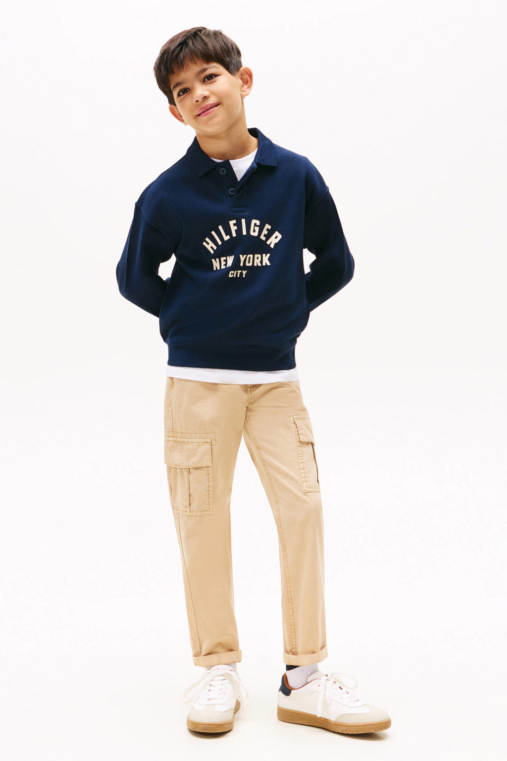 Donkerblauw en witte jongens Tommy Hilfiger sweater met tekst print, lange mouwen, polo kraag en geribde boorden