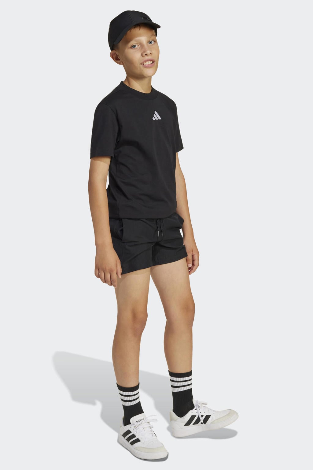 Zwarte jongens en meisjes adidas Sportswear unior short van polyester met elastische tailleband met koord