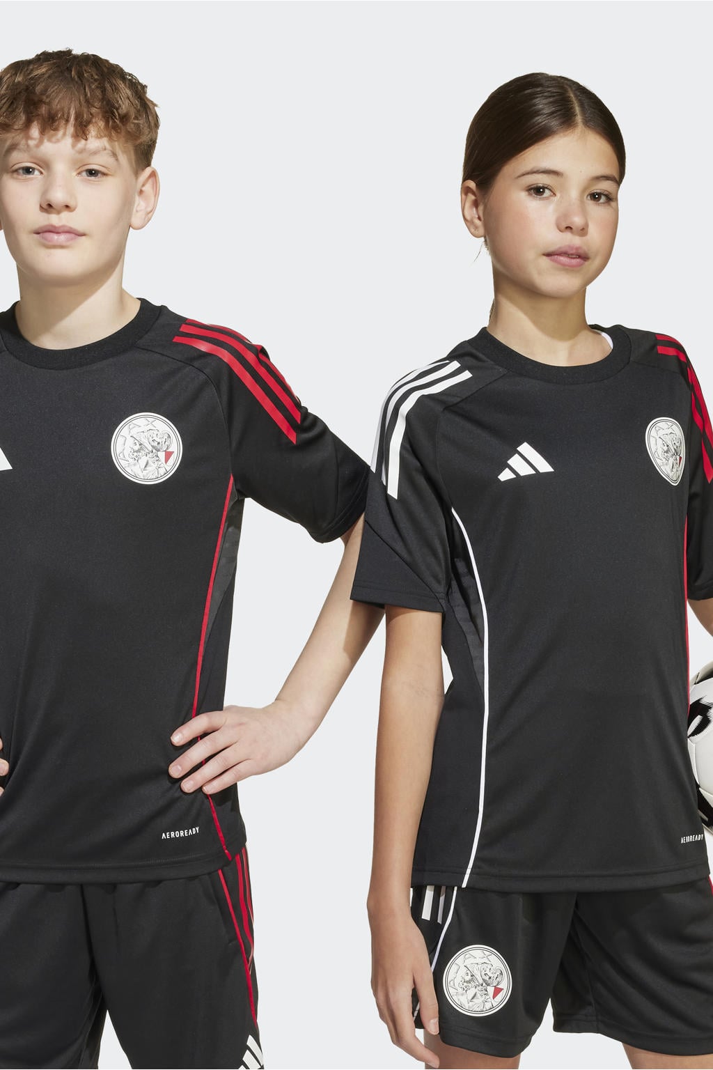 Zwart en rode jongens en meisjes adidas Performance Junior Ajax Amsterdam voetbalshirt Training van polyester met korte mouwen en V-hals