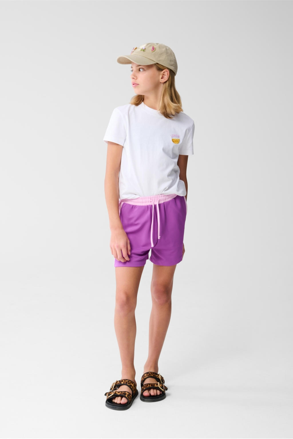 Wit, roze en gele meisjes Shoeby T-shirt van katoen met backprint, korte mouwen, ronde hals en borduursels