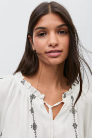 thumbnail: Ecru en donkergrijze meisjes MANGO TEEN blousetop van viscose met effen, lange mouwen, V-hals, trekkoorden en borduursels