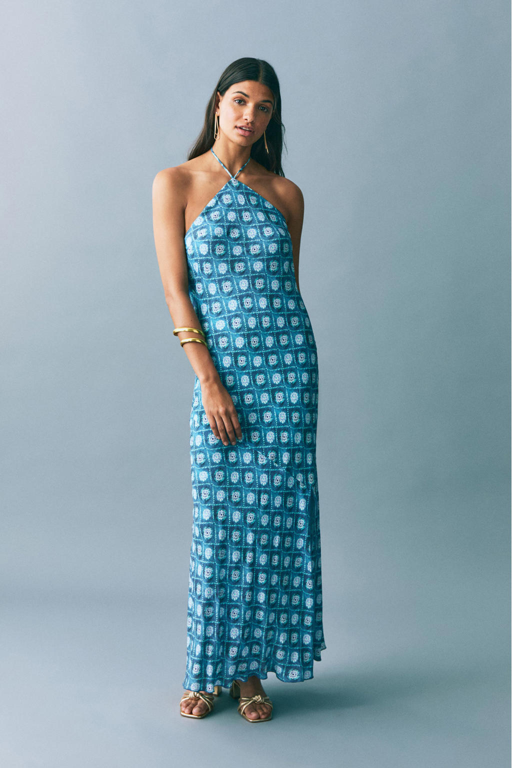 Blauw en witte meisjes MANGO TEEN satijnen maxi jurk van viscose met bloemenprint en halterkraag