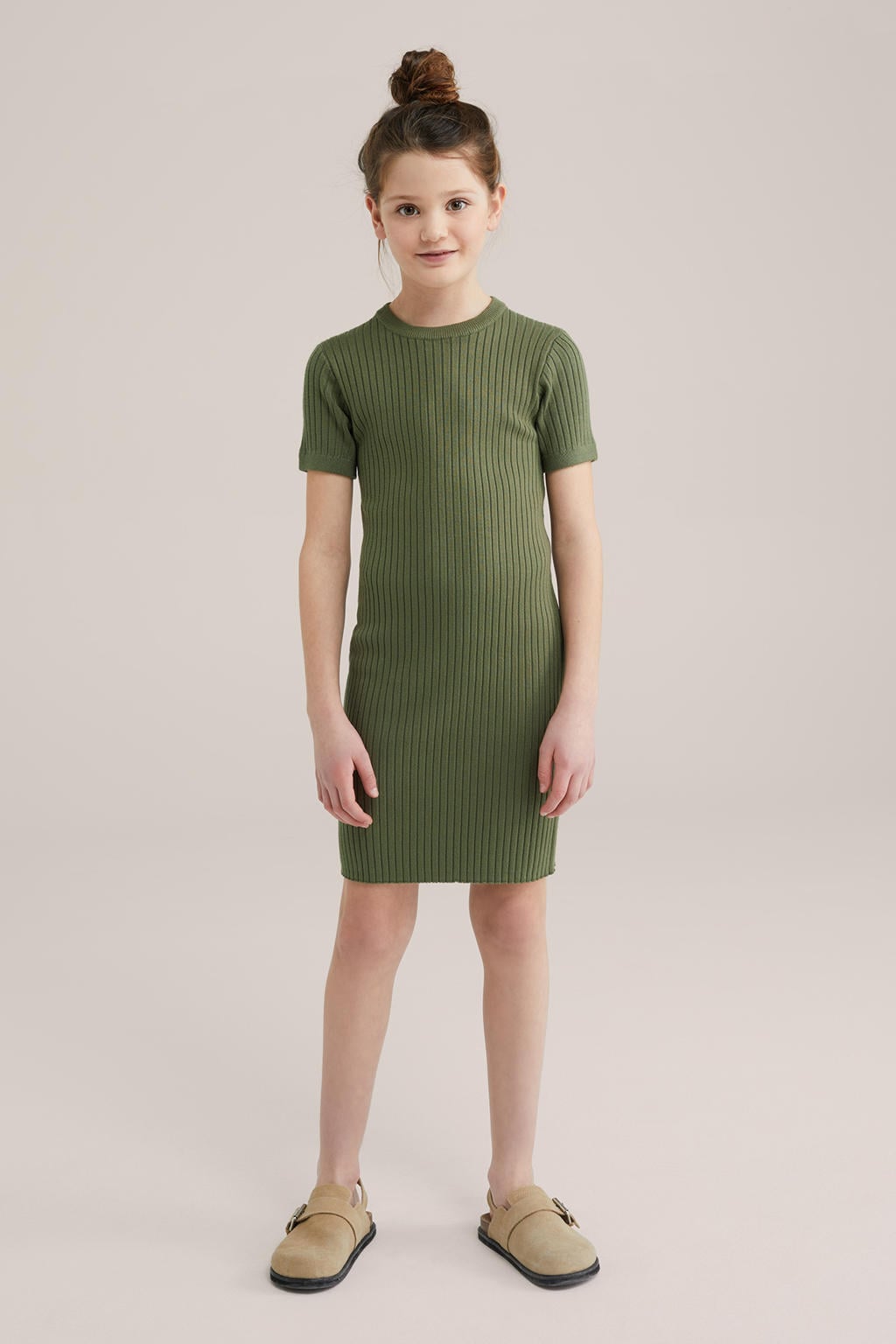 Olijfgroene meisjes WE Fashion midi jurk rib gebreid van viscose met effen, korte mouwen en ronde hals