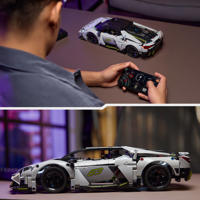 thumbnail: LEGO Technic Lamborghini Revuelto supersportwagen 42214