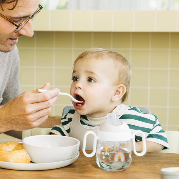 Wat mag een baby van 8 maanden nog niet eten?
