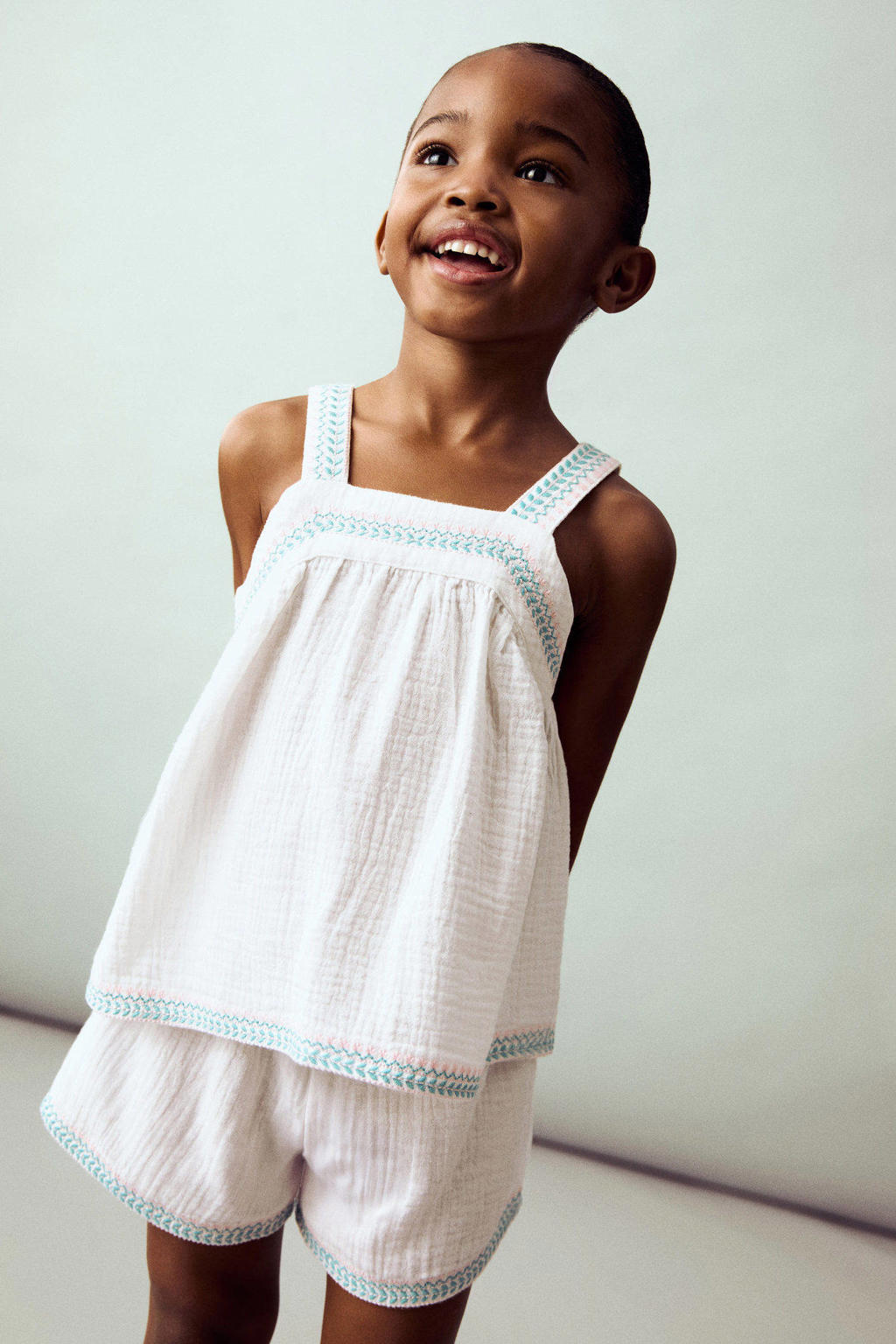 Wit, mintgroen en lichtroze meisjes Mango Kids mouwloze top met meerkleurige print, vierkante hals en borduursels