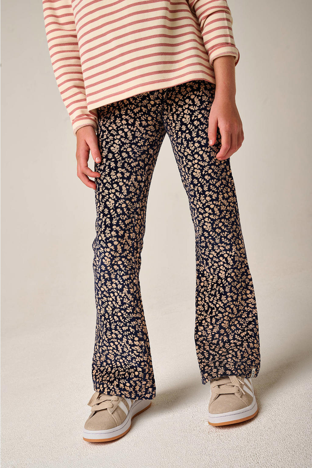 Donkerblauw en roze meisjes Tumble 'n Dry fluwelen flared gebloemde casual broek met regular waist en elastische tailleband