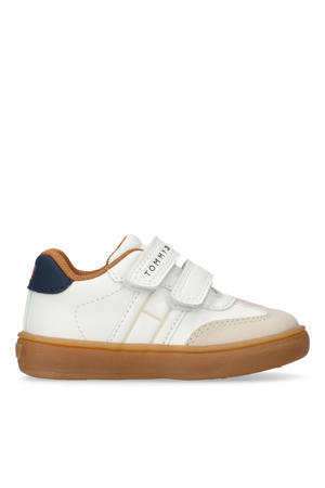   sneakers wit