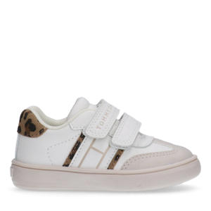   sneakers wit