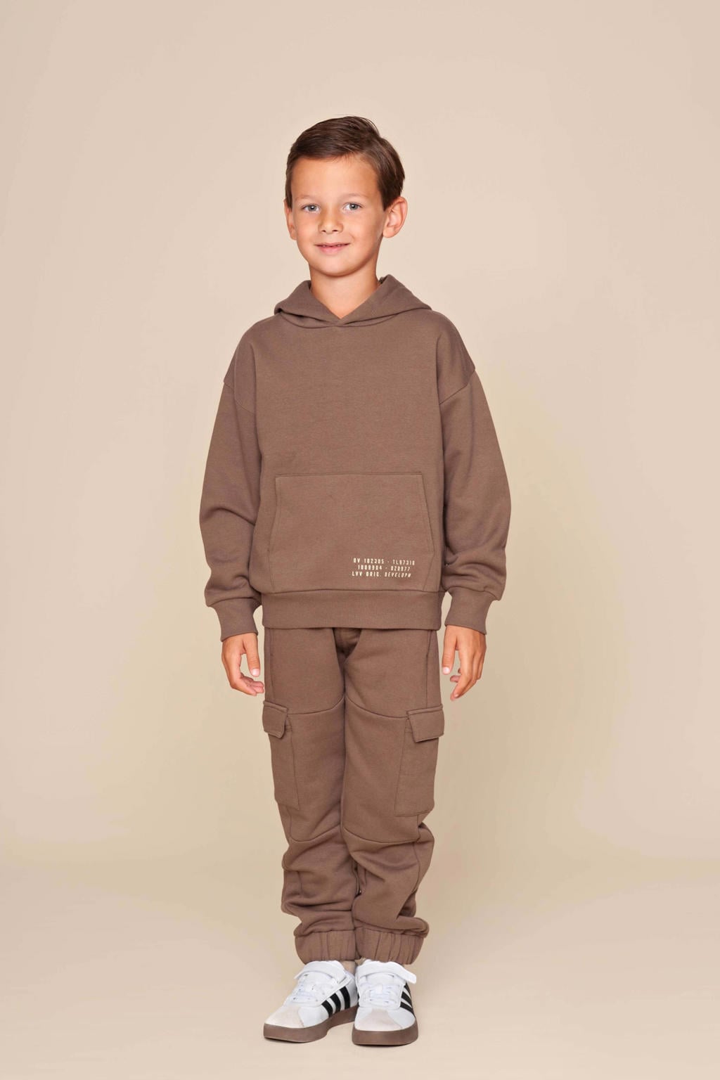 Bruine jongens LEVV hoodie van sweat materiaal met backprint, lange mouwen en capuchon