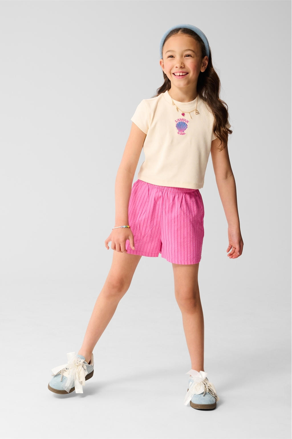 Ecru meisjes Shoeby cropped top van stretchkatoen met korte mouwen, ronde hals en borduursels