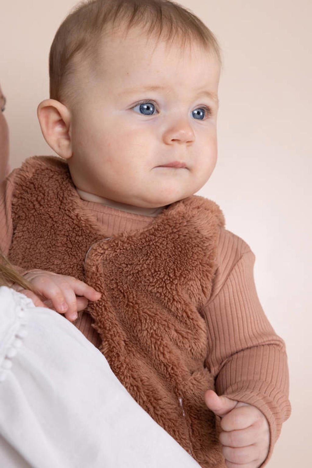 Bruine jongens en meisjes Petite Maison teddy gilet met effen, ronde hals en drukknoopsluiting