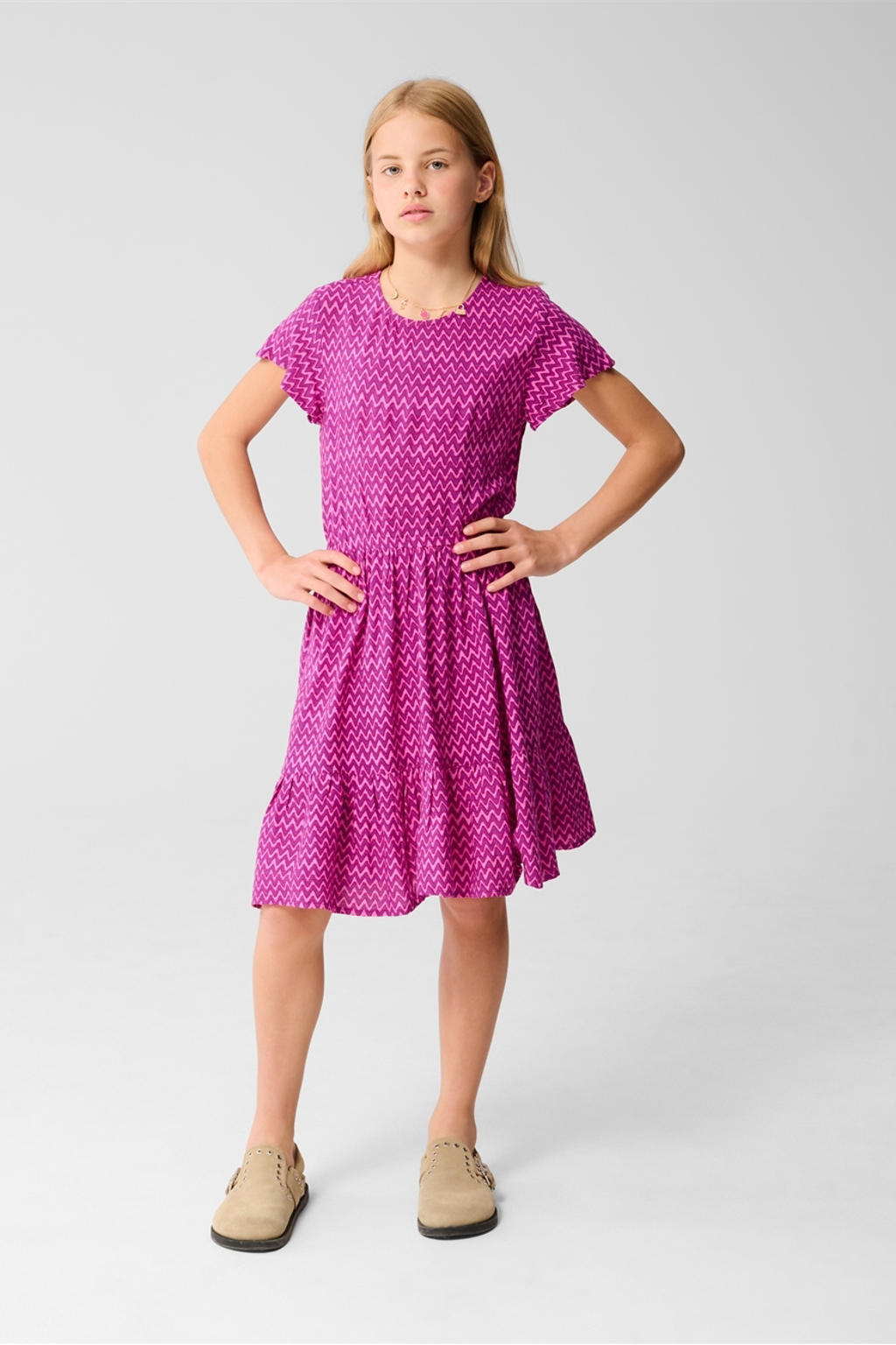 Paars en roze meisjes Shoeby korte jurk van viscose met korte mouwen, ronde hals, knoopsluiting en open rug