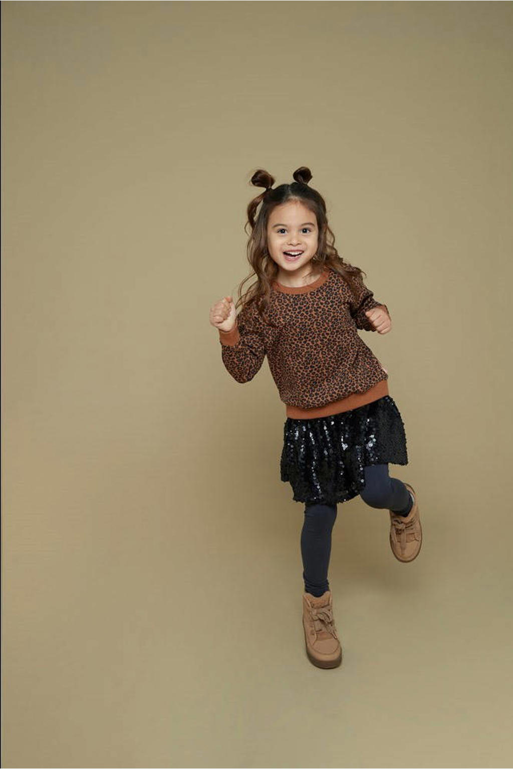 Bruin en zwarte meisjes Jubel sweater Queen Of Hearts van stretchkatoen met dierenprint, lange mouwen, ronde hals en geribde boorden
